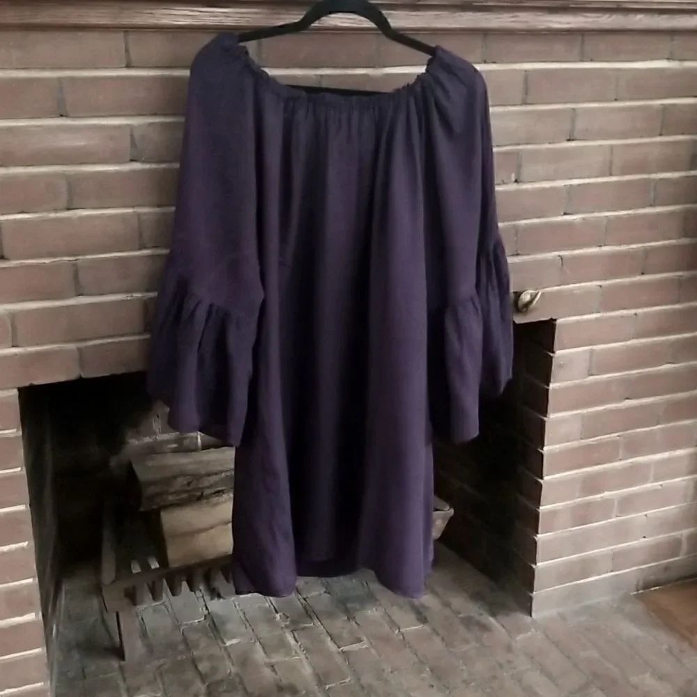 Blue flowy top with bell sleeves, size 3X.
